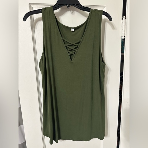 Green Sleeveless Top - Picture 1 of 6